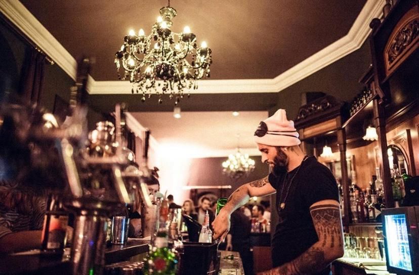 Barkeeper an der Krone-Bar