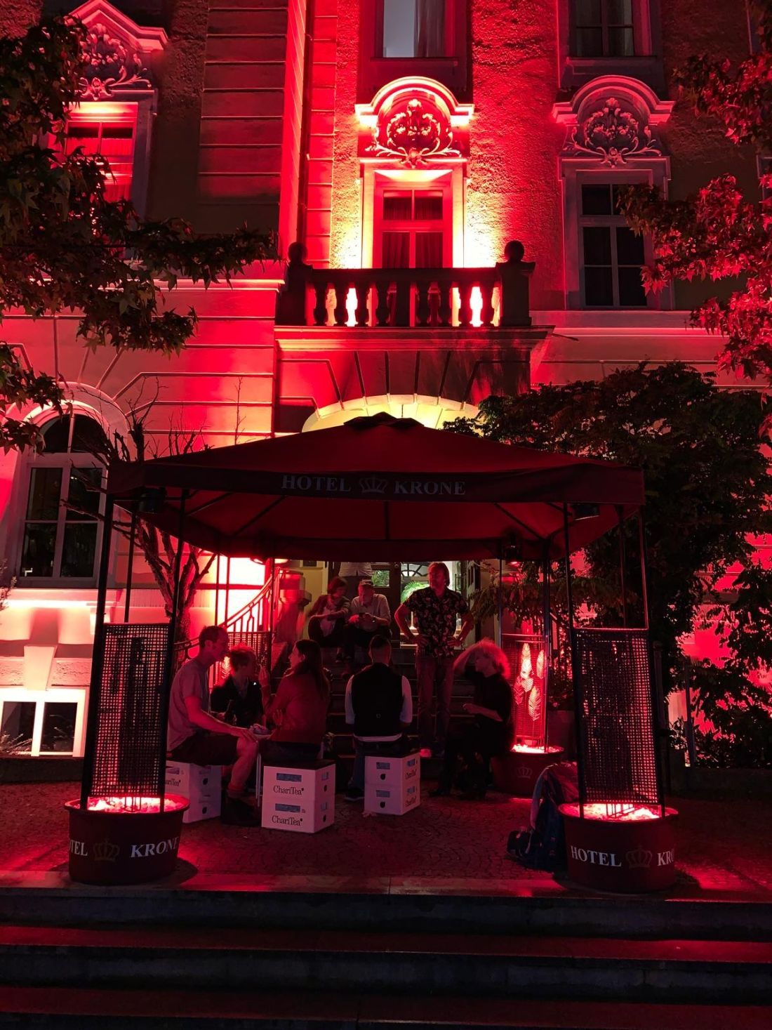 Krone in Rot bei Nacht