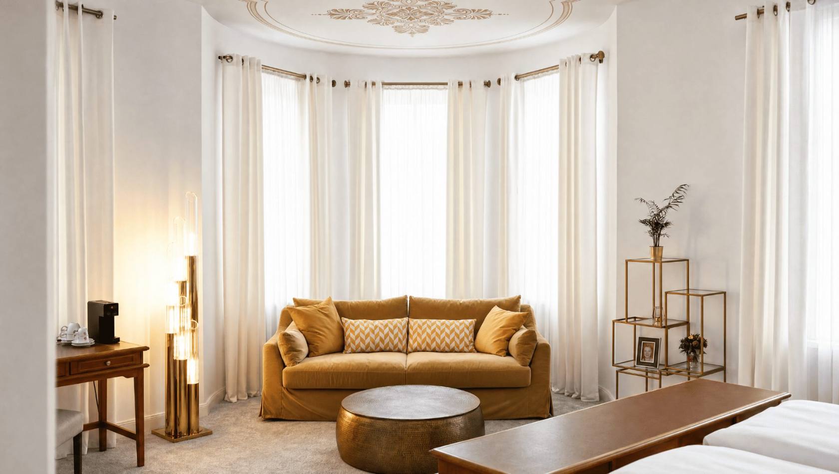 Showroom Suite mit Erker und goldenem Samtsofa